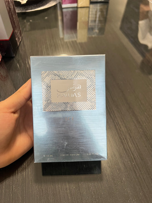 $ 1400.0UncategorizedHawas Ice de Rasasi es un perfume masculino que ha recibido elogios por su frescura y versatilidad. Los usuarios destacan sus notas cítricas y afrutadas, que lo hacen ideal para climas cálidos y ocasiones informales. Su aroma suave pe