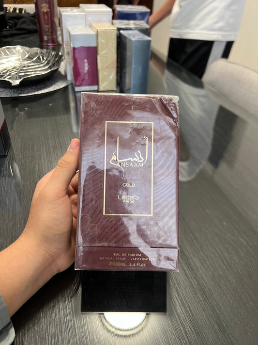 $ 1000.0UncategorizedAnsaam Gold de Lattafa Perfumes es una fragancia femenina con un toque floral oriental elegante y envolvente. Combina notas cítricas de bergamota y mandarina con un corazón de rosa, jazmín y ylang-ylang, sobre una base cálida de almiz