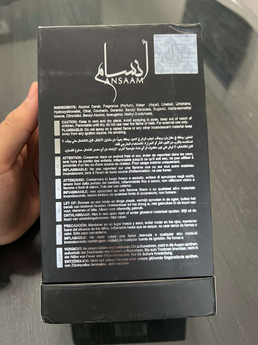 $ 1000.0UncategorizedAnsaam Silver de Lattafa Perfumes es una fragancia unisex de la familia aromática especiada, que se abre con notas frescas de cardamomo y bergamota, seguida de un corazón de davana y lavanda, y culmina en una base cálida de vainilla,
