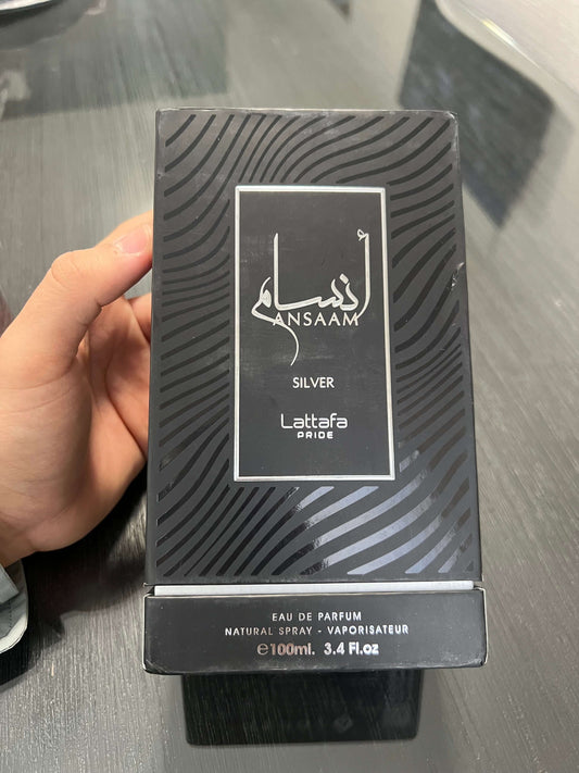 $ 1000.0UncategorizedAnsaam Silver de Lattafa Perfumes es una fragancia unisex de la familia aromática especiada, que se abre con notas frescas de cardamomo y bergamota, seguida de un corazón de davana y lavanda, y culmina en una base cálida de vainilla,