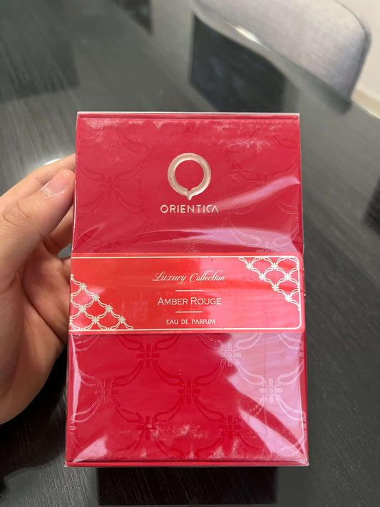 $ 1300.0UncategorizedAmber Rouge de Orientica es una fragancia unisex de la familia amaderada especiada, lanzada en 2021. Sus notas de salida combinan azafrán y jazmín, seguidas por un corazón de amberwood y ámbar gris, y culminan en un fondo de resina de
