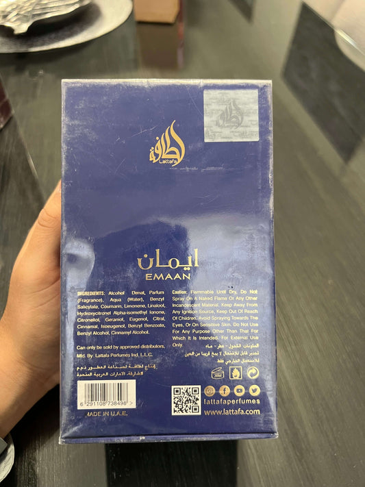 $ 700.0UncategorizedEmaan de Lattafa es un perfume femenino de la familia Chipre Floral, con una apertura fresca de bergamota, grosellas negras y flor de azahar, un corazón floral de nardos y jazmín, y un fondo cálido de vainilla, almizcle y cedro. Su dur